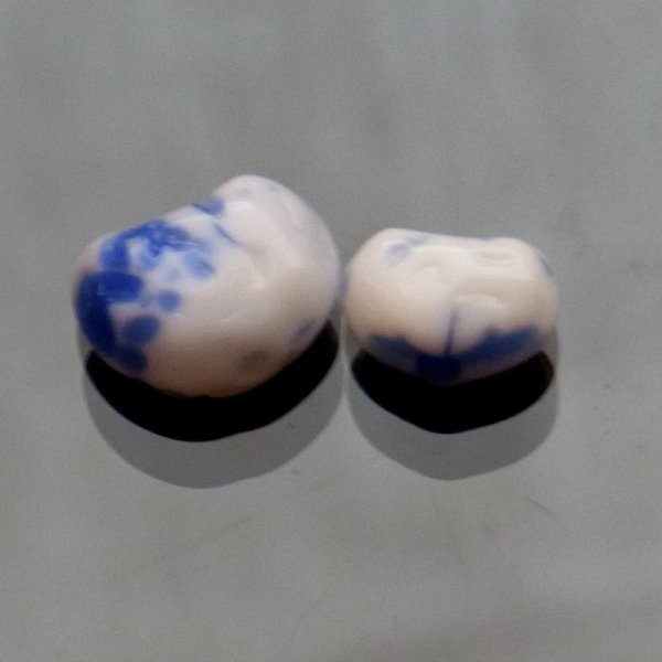 画像1: ジャパンヴィンテージ　花びら型ビーズ　白×ブルー　15個 (1)