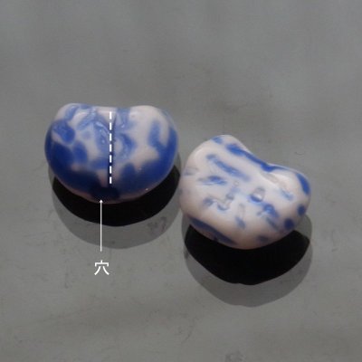 画像1: ジャパンヴィンテージ　花びら型ビーズ　白×ブルー　15個