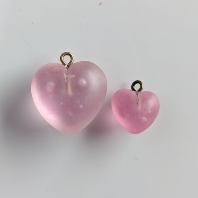 画像1: ジャパンヴィンテージガラス　ハート型　片穴ピンク 2個
