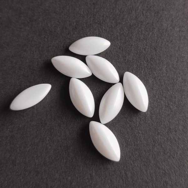 画像2: ジャパンヴィンテージガラス カボション　リーフ型 7×14mm　ホワイト　18個 (2)