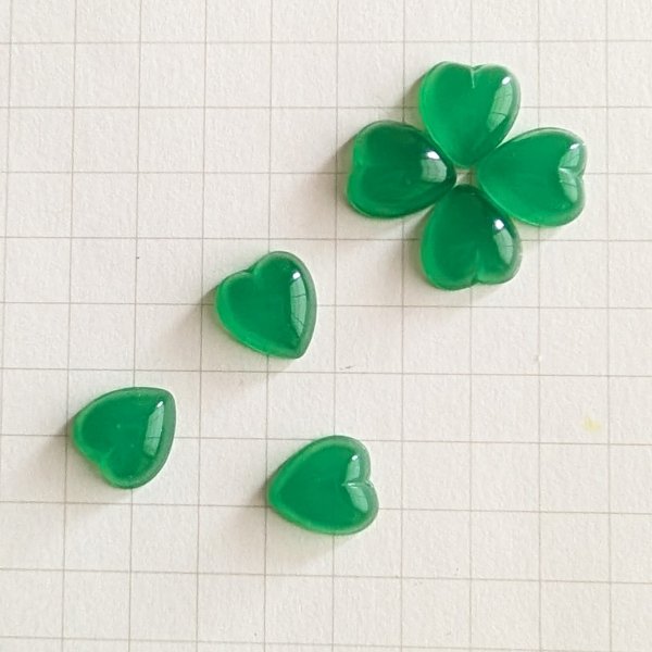 画像2: ジャパンヴィンテージガラス ハート型グリーン小　10ｇ (2)